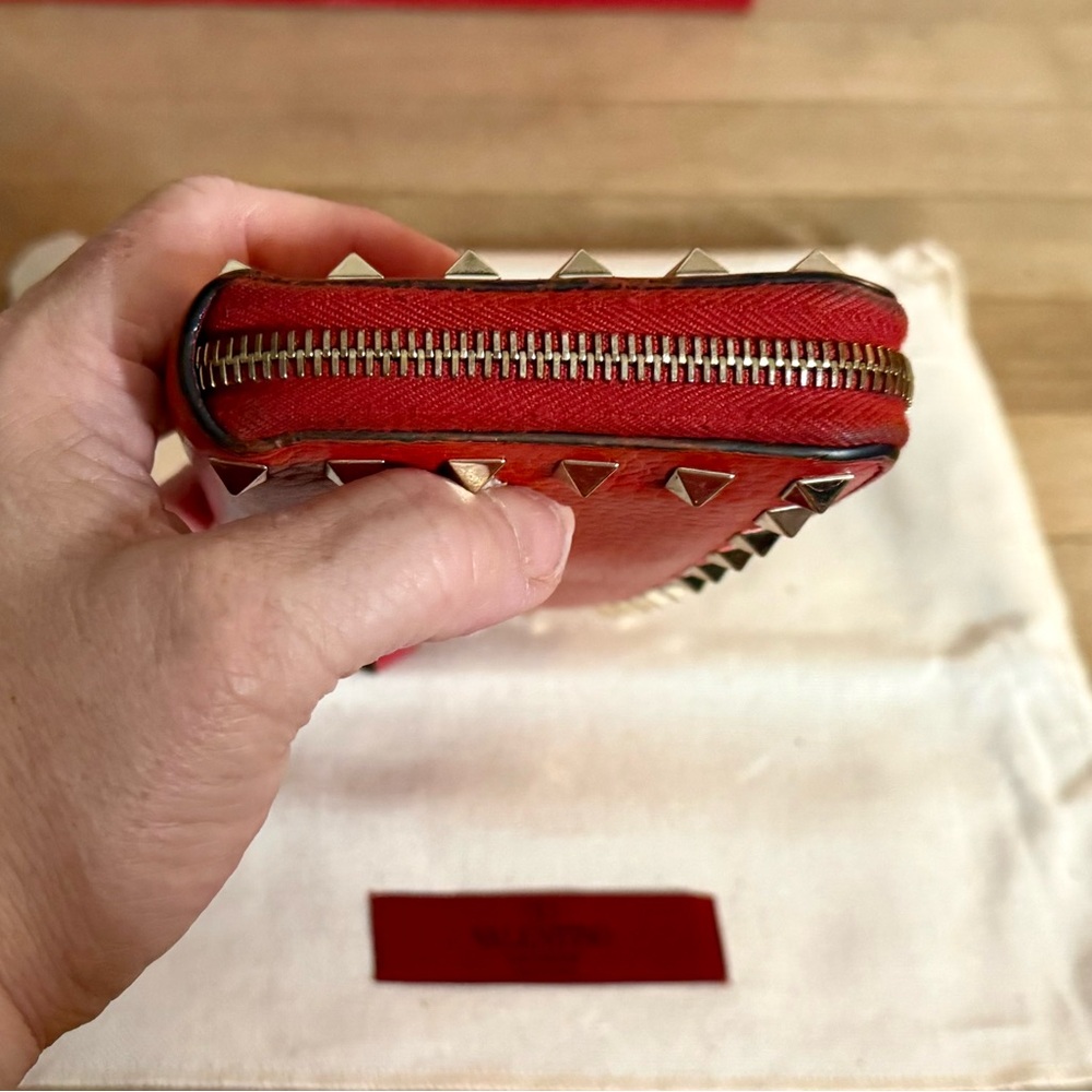 Valentino Garavani Red Pebbled Leather Rockstud Zip Around Continental Wallet - Picture 8 of 13